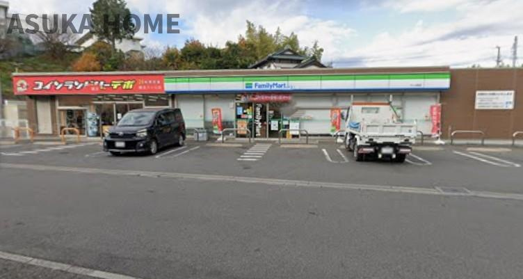 ファミリーマート　六ッ川西店は徒歩5分でございます。