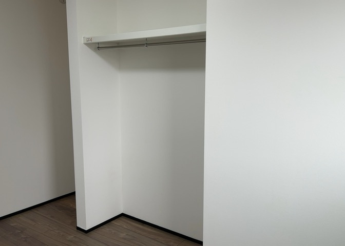デザイン性を重視しすぎて収納が少なかった！なんてことにならないため、事前に現地で収納の数を確認しておくことをお勧めします。クローゼット以外にも床下収納や屋根裏収納、パントリーなどもチェックしましょう。