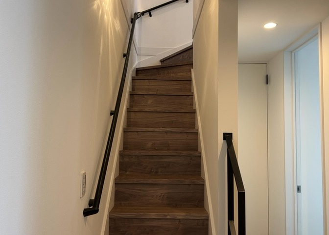 建物の上下階の通路である階段は、その位置によって動線や室内の印象が大きく左右されます。手摺にも重要な役割があり、転倒の防止・歩行や動作を円滑にして日常生活を支えることを主な目的として設置されています。