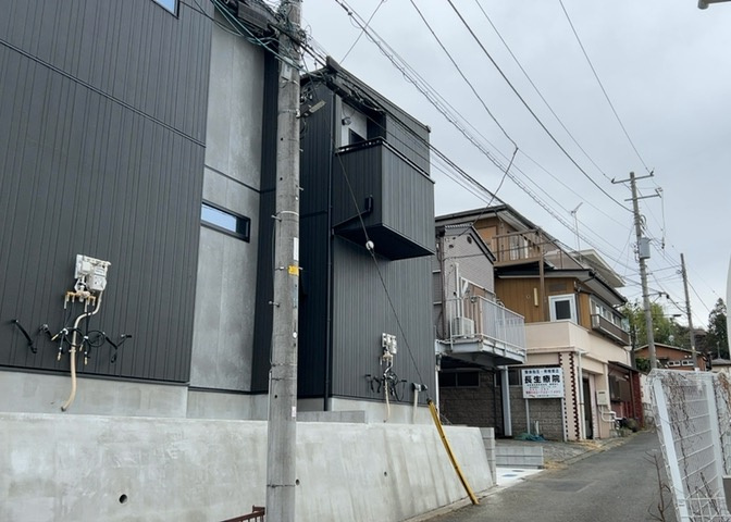 住宅用の土地では前面道路に2m以上接していなければならないと法律で定められています。しかし、お持ちの車のサイズやライフスタイルなどにより、2mでは利便が悪い場合もございますので、事前に確認しましょう。