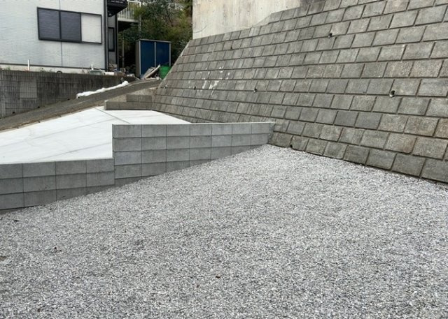 庭があることでガーデニングや家庭菜園はもちろん、こどもの遊び場やペットを放して遊ぶことができます。また、家の周囲に余裕があるということです。隣地との間があれば、十分な日当たりと、風通しが確保できます。