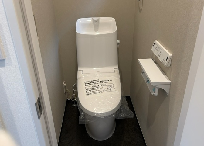 トイレは大きさや形、機能、抗菌性などが異なる多種多彩なタイプが各メーカーから出ています。それぞれに良さがあるため、事前にどういったタイプのトイレがいいのかをご家庭内で決めて、内見に行くといいでしょう。