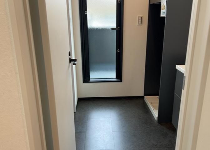 多くの戸建て住宅で見かける洗面脱衣所は、洗面台と洗濯機が2畳ほどのスペースに並べられていて、洗面所が脱衣所を兼ね備えている間取りが一般的です。お客様が利用することもある、パブリックな空間でもあります。