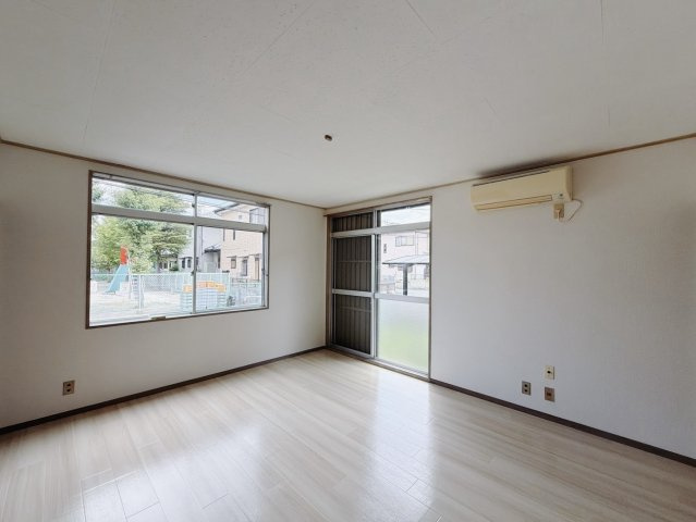 ■洋室｜窓から射し込む陽射しが縦横に広がり、あたたかな空間が形づくられています。ここはご家族の笑顔集まる憩いの空間です(　＾＾　)