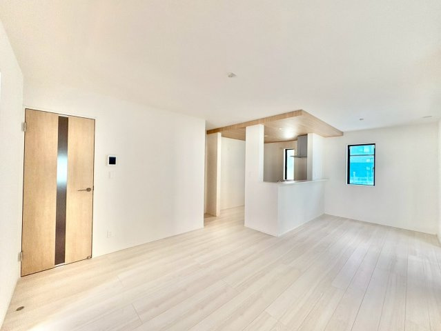 家族が自然と集まる、明るく開放的なリビング空間。　のんびりくつろげる、居心地のよさが魅力です。