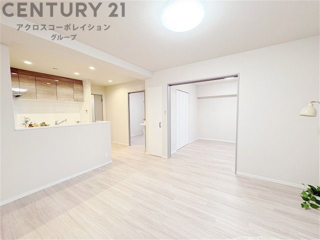 キッチン前のダイニングスペース　カウンターキッチンから料理の受け渡し等に便利です。ダイニングセットを置いても十分な広さを確保。