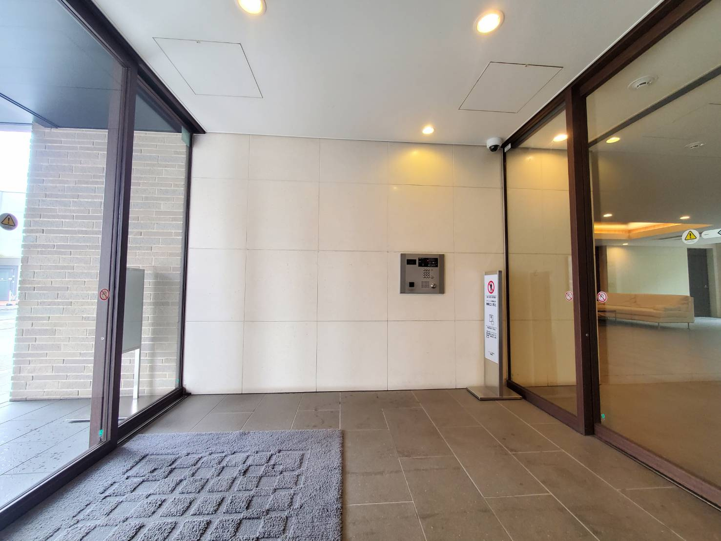 清潔なエントランスです
