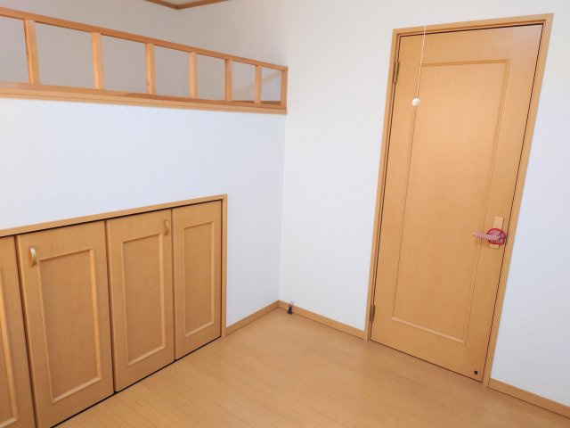 ロフトは天井が近く囲まれた感じになるため、自分だけの空間と感じる人が多くリラックスして寝やすいです。