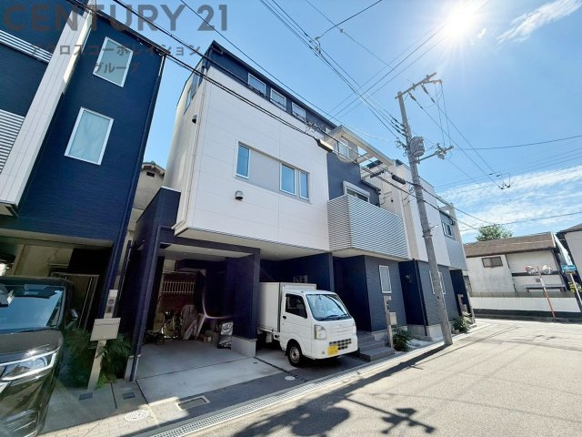 駅近の好立地：阪急京都線「総持寺」駅から徒歩6分と、毎日の通勤・通学に非常に便利です。子育てに適した環境：目の前に「橋の内北公園」（徒歩1分）があり、小さなお子様を遊ばせるのに最適な環境です。