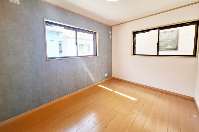 洋室2：クロスを貼替えるなどリフォーム済み。