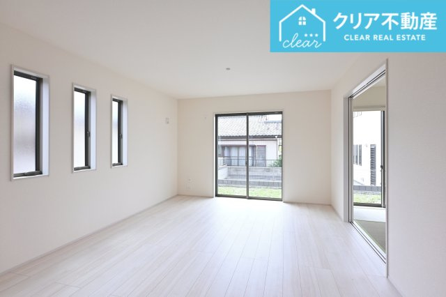 日当たりがよく広いリビングは家族が自然と集まる居心地の良い空間です♪