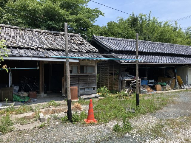 敷地内に大正時代からの古屋が2棟あります。
