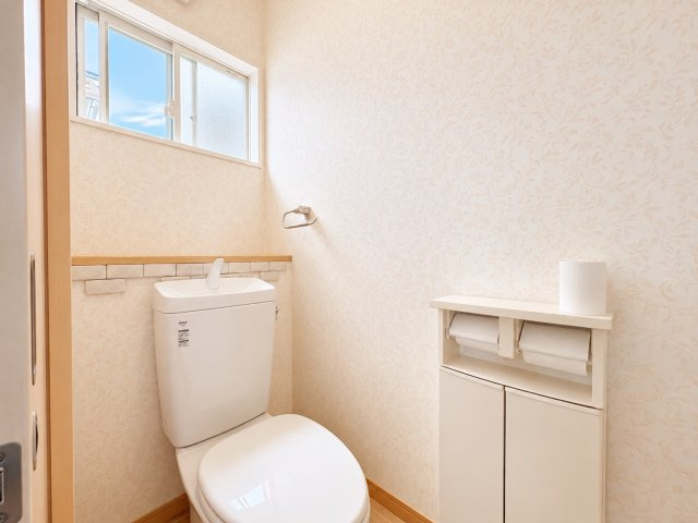 2階にもトイレが設けられており、家族が多いご家庭や忙しい朝の時間帯にも便利な間取りです。寝室や子ども部屋のある2階でトイレを利用できるため、夜間に階段を上り下りする負担も軽減できます。