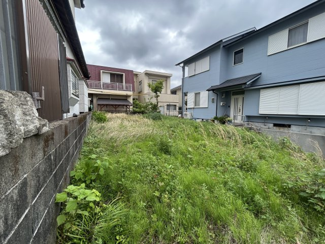 道路面からの崖規制が掛かります。