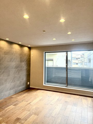 15帖ＬＤＫはダウンライトですっきりとした空間です