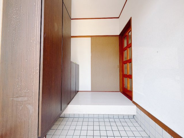 ■玄関｜「玄関から、我が家を心地よく。自然の風や光を感じられる気持ちのいい玄関へ。」永く居心地のいい暮らしを演出する快適性能と安心を両立させたドアを採用しました！