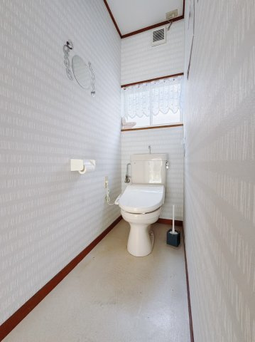 ■トイレ｜白を基調としたトイレになってます♪窓付きなので常に綺麗を保てます♪