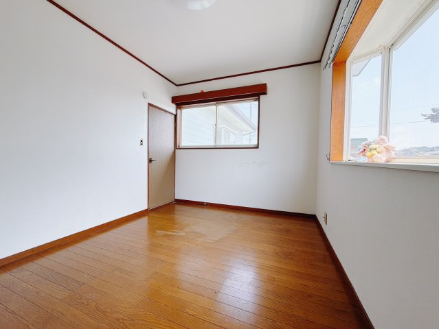 ■2階洋室｜お子様の一人部屋にピッタリな洋室。木のぬくもりを感じるフローリングは、天然木の味わいが時とともに深みを増していきます。また、傷にも強く、フリーワックスでお手入れもラクラクです♪