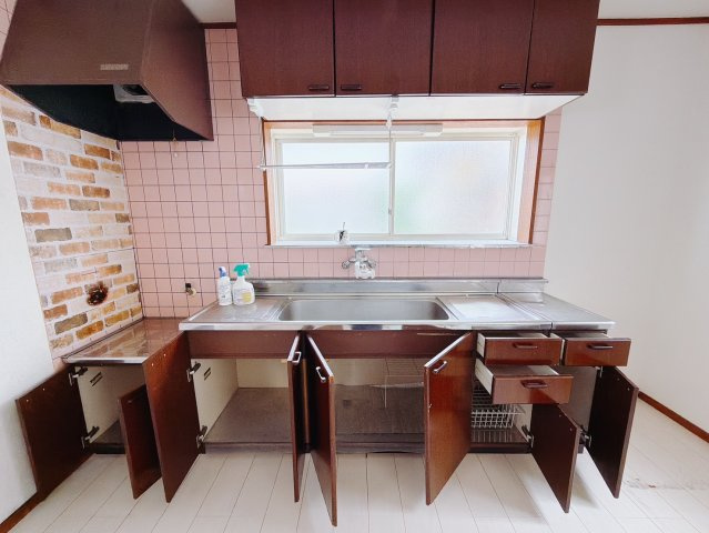 ■キッチン｜大きなお鍋や調理用具のも出し入れラクラクな収納がたっぷり！毎日使う場所だからこそ、無理のない姿勢で作業できるのは嬉しいポイントですね(*＾＾*)♪