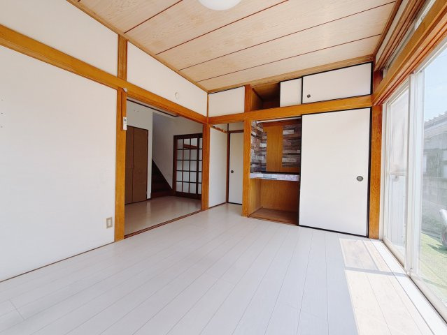 ■1階洋室｜リビング横の1階洋室になります♪大きなクローゼットもついていますの、お片付けも安心です♪