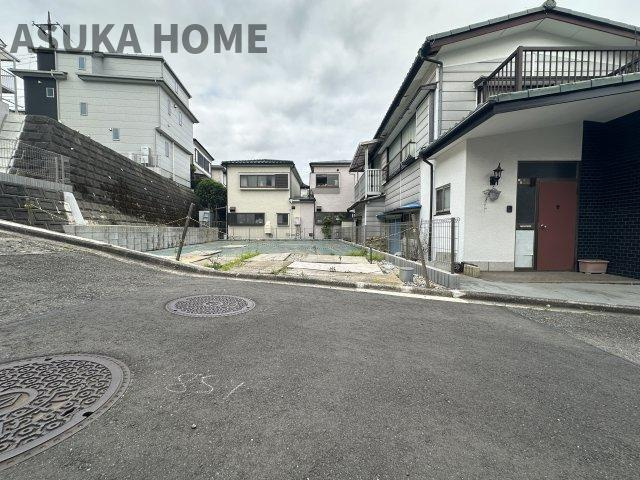 前面道路が広く交通量も少ないので駐車が苦手な人でも落ち着いて駐車できそうです。