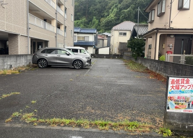 土地の形が極端に長細かったり、狭小地、あるいは道路との高低差がある傾斜地だった場合、後々売ろうとしても買い手がつかない場合もあります。後々、売却することになった時に価値の下がらない土地を選びましょう。