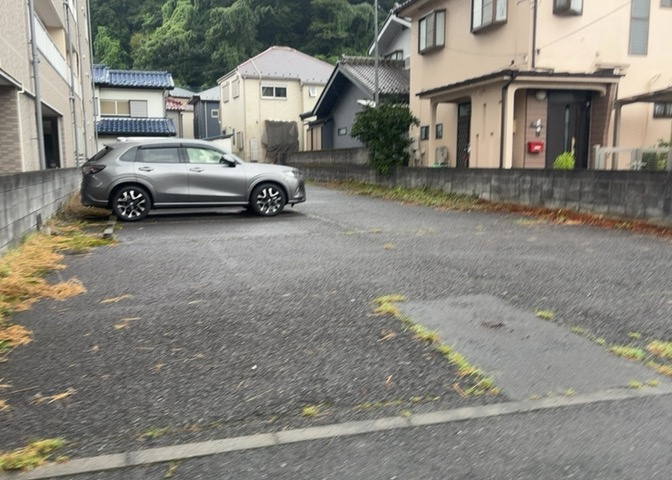 土地の面積＝住宅面積ではありません。建ぺい率の問題などで、土地のある場所によって住宅を建てられる面積は限られています。高さもしかり、「土地」という言葉の中には、建築条件も含まれると考えておきましょう。