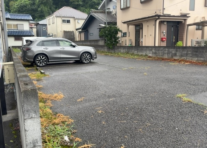 家を建てる場合、方位は要チェックです。現実的に日当たりのよい家ならばリビングは南側、建築基準法でも北側に当たる家への配慮は求められています。土地を見学に行く際は、方位磁針を持って行くようにしましょう。