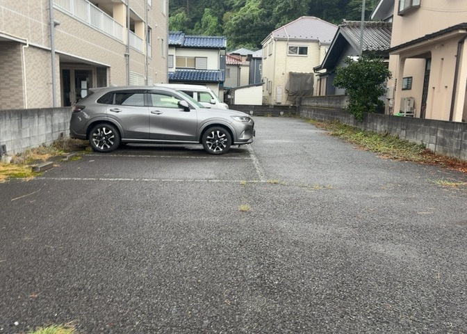 土地の前の道路に消火栓が設置されていることがあります。この場合、道路交通法第45条第1項により、駐車禁止の場所が指定されています。そのため、車庫などの駐車スペースをつくることができない場合があります。