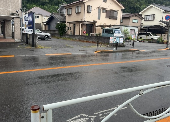 現地に行くなら、物件の周囲の地形がどうなっているかを見ることも大切です。周辺より低くなっている土地では、大雨などで水が集まりやすいため、地盤が弱くなっているということも考えられるため、注意が必要です。