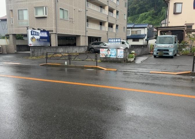 土地購入を検討されている場合、境界杭がない状態で購入してしまうと境界確定測量をする必要があり、費用がかかります。購入の前に、売主、隣土地所有者立ち合いのもと境界を確定し境界杭を設置するのがベストです。