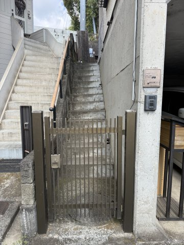 門扉もしっかり付いているので防犯対策にもなります。