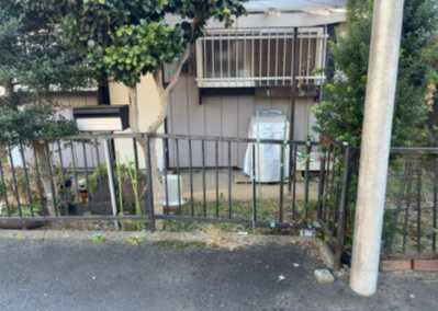 土地の前の道路に消火栓が設置されていることがあります。この場合、道路交通法第45条第1項により、駐車禁止の場所が指定されています。そのため、車庫などの駐車スペースをつくることができない場合があります。