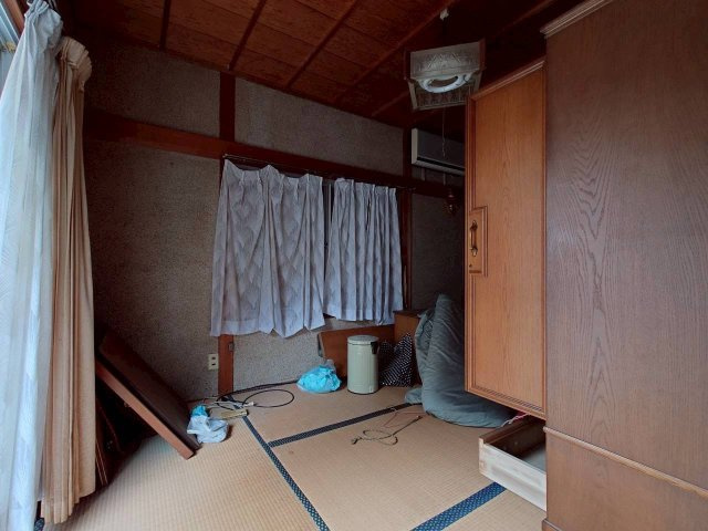 昔ながらの落ち着いた雰囲気。柔らかな光が届きます。