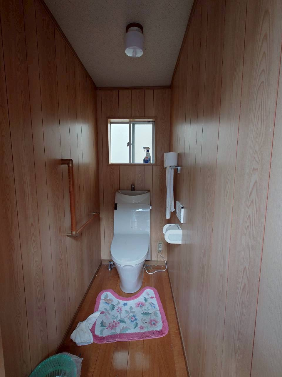 木目調の壁面と手すりを設置。小窓からの採光も備えています。