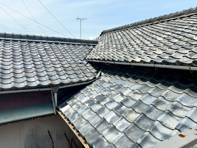 瓦屋根の重厚な佇まい。メンテナンス計画の立て甲斐があります。