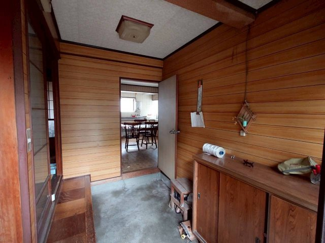 木の温もりあふれる玄関ホール。勝手口からの動線も備えます。