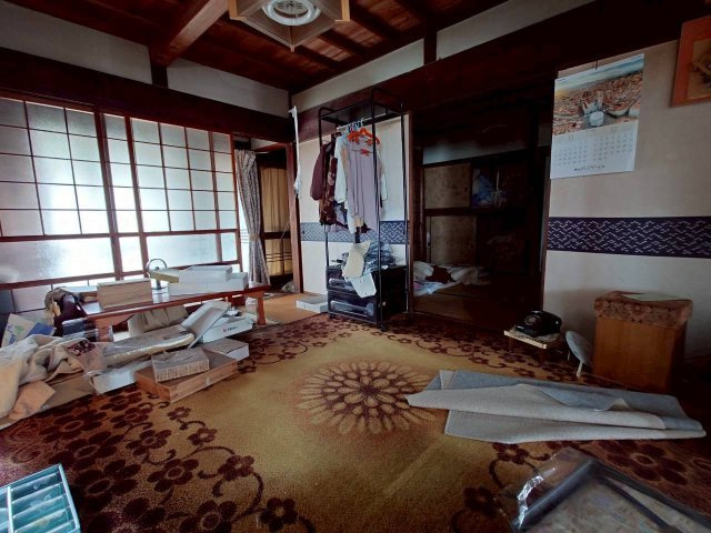 見出し梁が映える室内。壁の撤去や間取り変更の構想も広がります。
