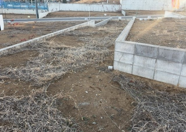 土地の形が極端に長細かったり、狭小地、あるいは道路との高低差がある傾斜地だった場合、後々売ろうとしても買い手がつかない場合もあります。後々、売却することになった時に価値の下がらない土地を選びましょう。