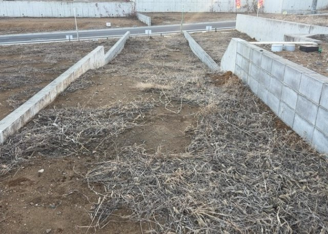 土地の面積＝住宅面積ではありません。建ぺい率の問題などで、土地のある場所によって住宅を建てられる面積は限られています。高さもしかり、「土地」という言葉の中には、建築条件も含まれると考えておきましょう。