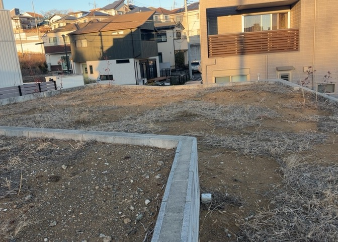 家を建てる場合、方位は要チェックです。現実的に日当たりのよい家ならばリビングは南側、建築基準法でも北側に当たる家への配慮は求められています。土地を見学に行く際は、方位磁針を持って行くようにしましょう。