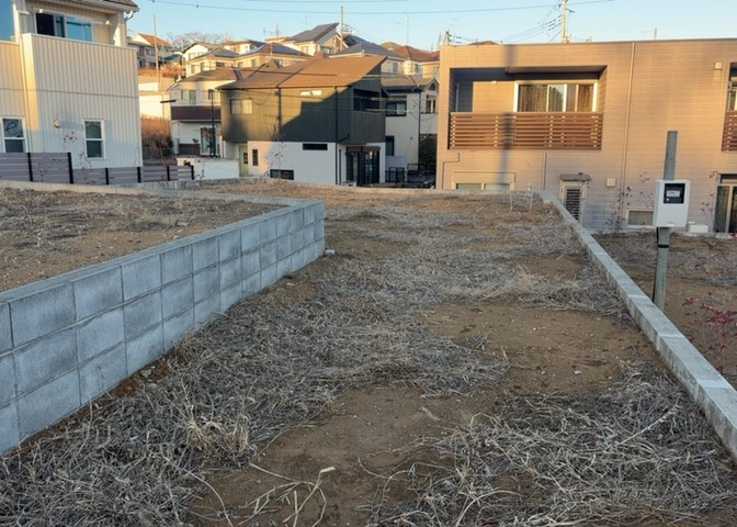 土地を買う際、住む地域の自治体や福祉の補助制度にも注目してみましょう。子供や老人の医療補助やゴミ出しのルールなど、自治体によってルールに大きな違いがあるため、暮らしやすい土地で判断するとよいでしょう。