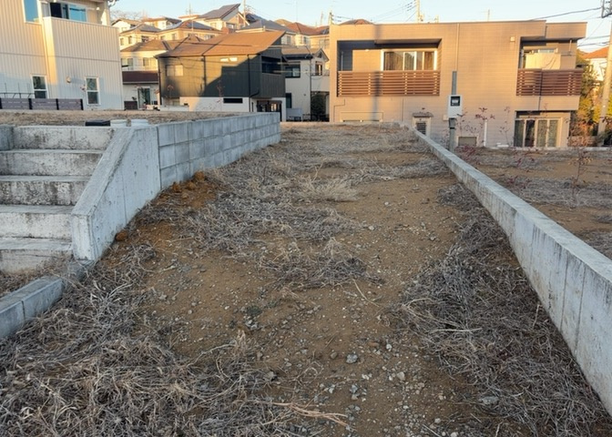 土地の前の道路に消火栓が設置されていることがあります。この場合、道路交通法第45条第1項により、駐車禁止の場所が指定されています。そのため、車庫などの駐車スペースをつくることができない場合があります。