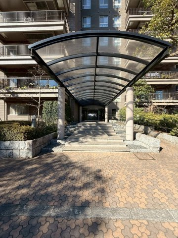 一番館へのエントランス