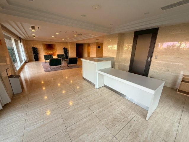 高級感あるマンション内ロビー