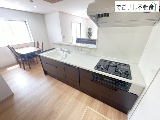 共働きでも無理なく使える効率的なレイアウト。夕食の準備も、家族の会話を楽しみながら進められる、心地よいキッチンです。　現地(2026年8月撮影)