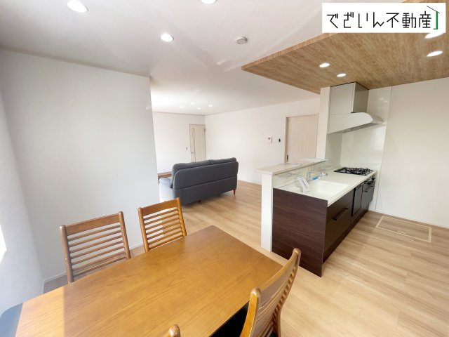 南からたっぷり差し込む陽光が、家族の団らんをあたたかく照らす。広々としたLDKは、子どもが走り回っても余裕のある安心空間です。　現地(2026年8月撮影)