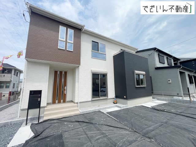 街並みに馴染む、シンプルで洗練された佇まい。暮らしにちょっとした遊び心を添えてくれるお家です。　現地(2026年8月撮影)