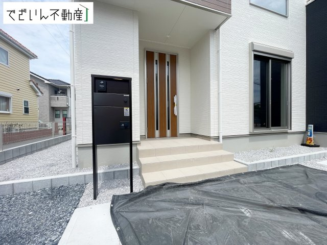 清潔感溢れる玄関がお出迎えする本邸宅の物語は、ここから始まる日常を期待させます。この場所には「希望」と「優越」で包み込んでくれる「特別」な空間があります。　現地(2026年8月撮影)