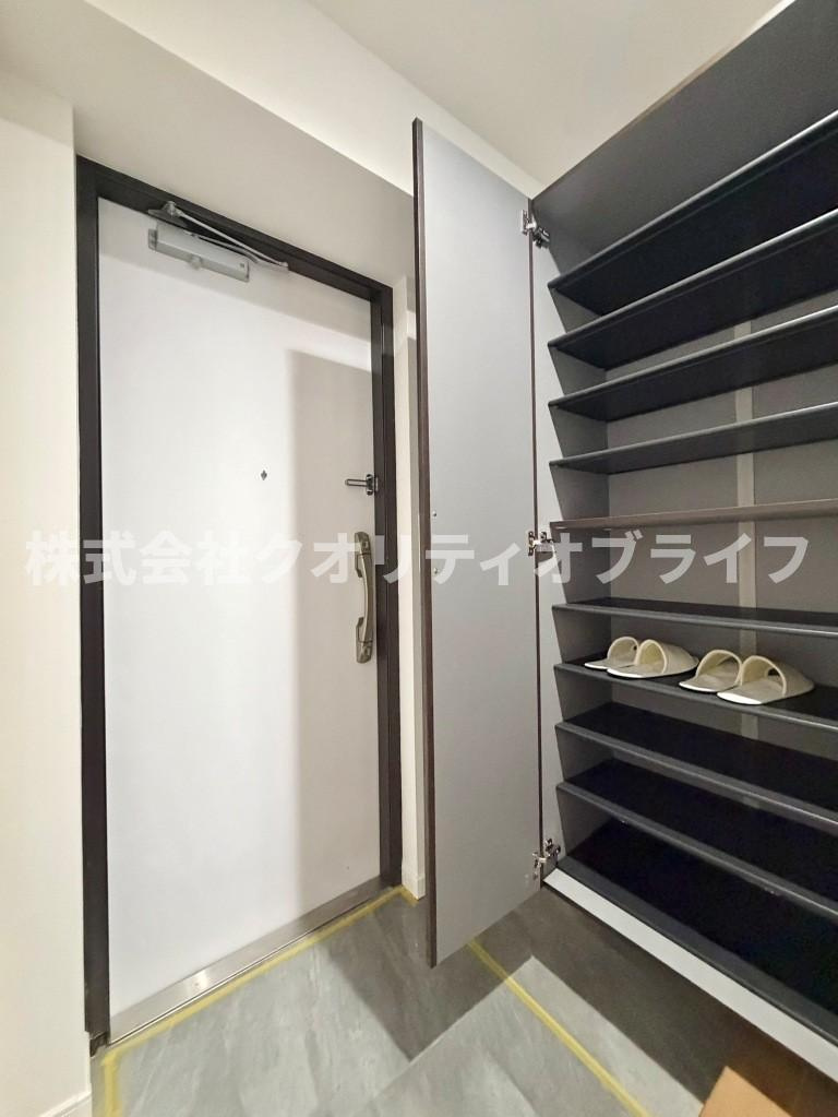 家族全員の靴や傘をスッキリと収納できる大容量のシューズボックスを完備。散らかりがちな玄関まわりを常に美しい状態にキープでき、毎日の出がけや帰宅時もストレスフリーに過ごせます。